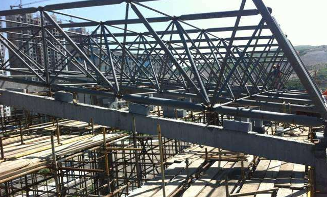 和龙简述网架公司的黑色压型钢板的吊装步履